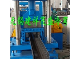 護(hù)欄板成型設(shè)備在選購(gòu)時(shí)要注意它的材質(zhì)與使用時(shí)間